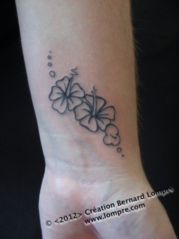 Tatoo-polynesien-poignet-bulle-fleur 